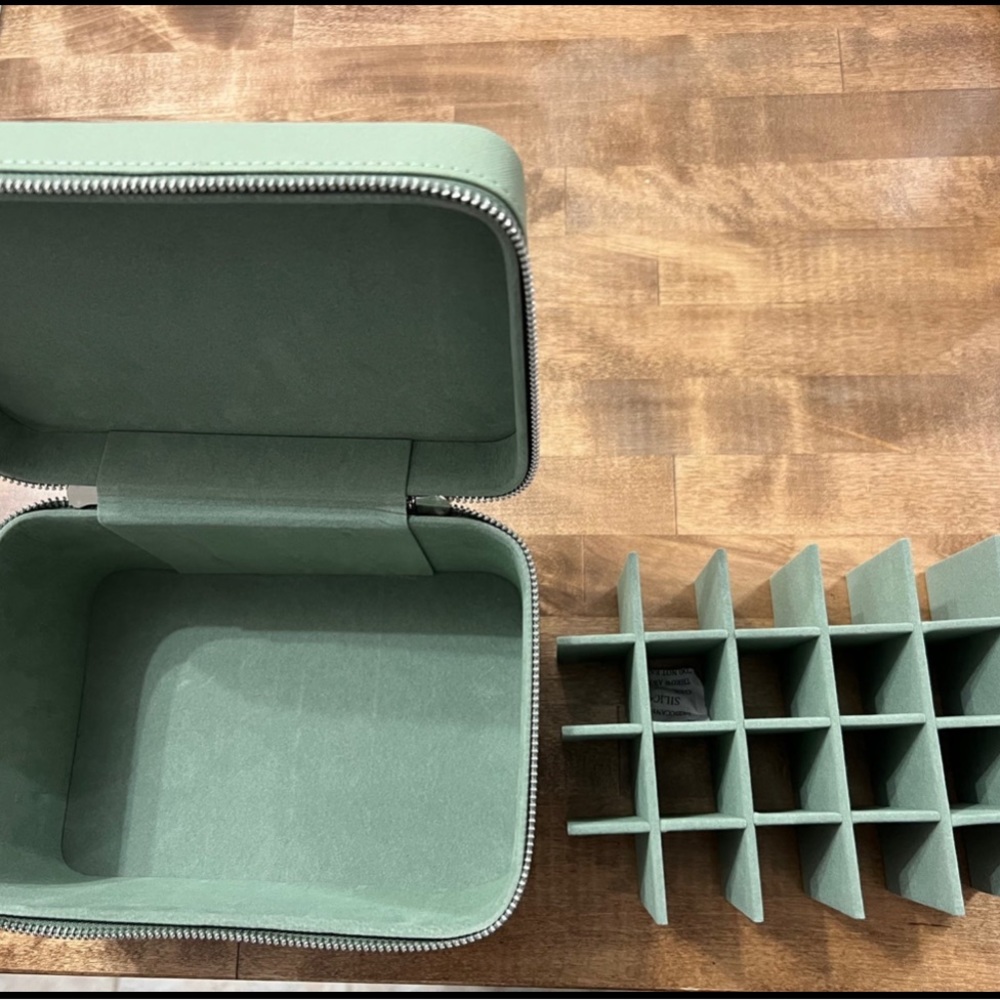 Doterra Train Case - Picture 4 of 4